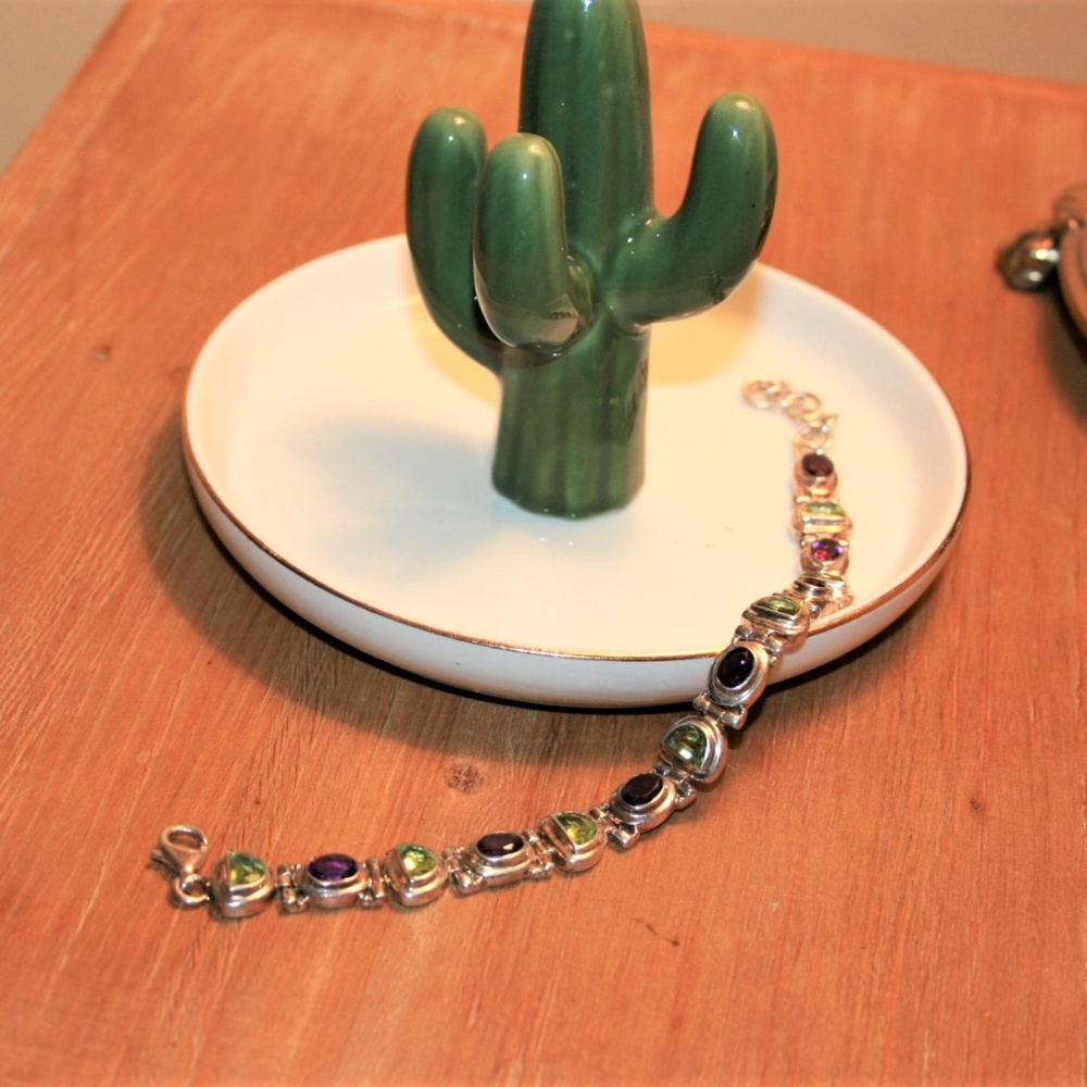 Vintage silver tone bracelet to enjoy